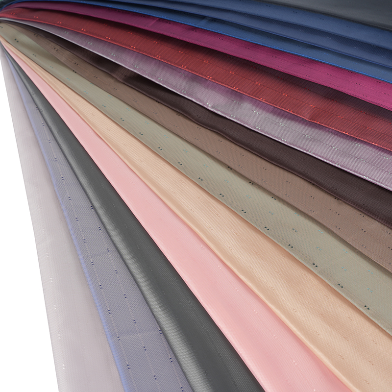 Jacquard cu dungi ondulate din filament alb din poliester